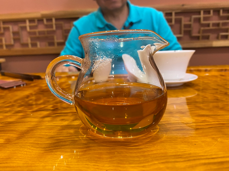 老徐鉴茶：2004年中茶定制饼茶仓味明显，汤薄水寡！还能喝吗？