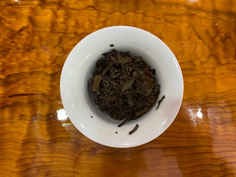 老徐鉴茶：1999年7542水味重，还带有绿茶味！为何会如此？