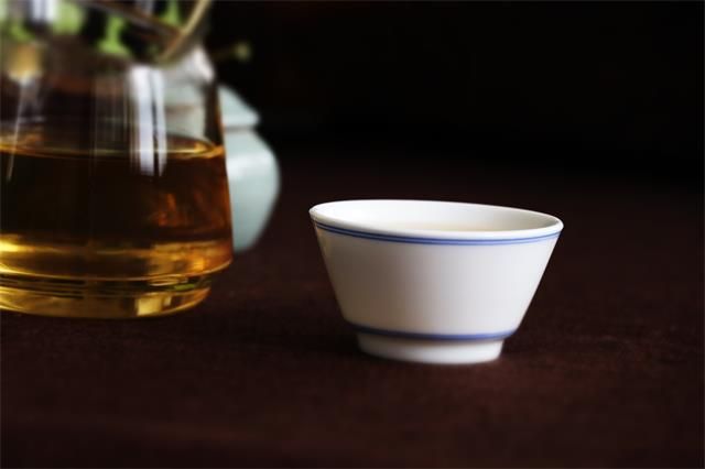 喝茶浅酌细品，正道是人生如茶