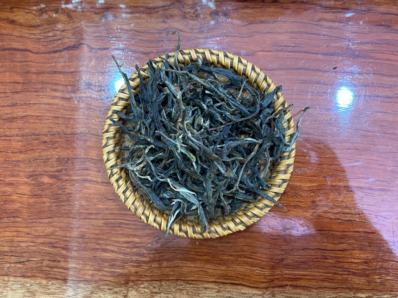 老徐鉴茶：2022年藤条古树茶叶片宽，有豆香味！有收藏价值吗?