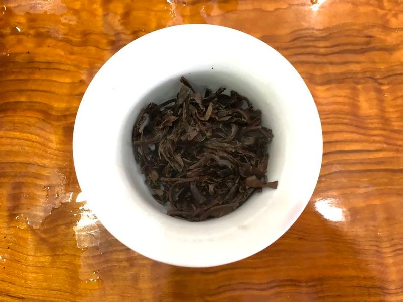 老徐鉴茶：这款茶香气怪，茶味薄，可能是攸乐山野生茶吗？