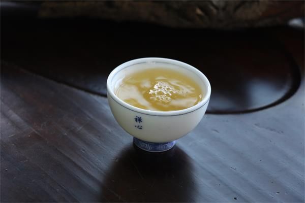 从纷繁中抽身，与一盏清茶相对而坐