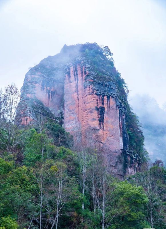 这里丹霞比武夷山还多，也产岩茶！